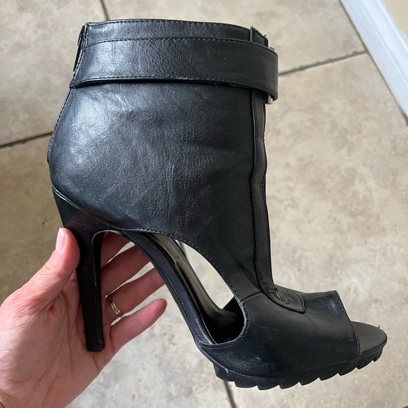 Charlotte Russe black leather open toe booties. Zip-up heels. Pumps. size 8 - Picture 6 of 6